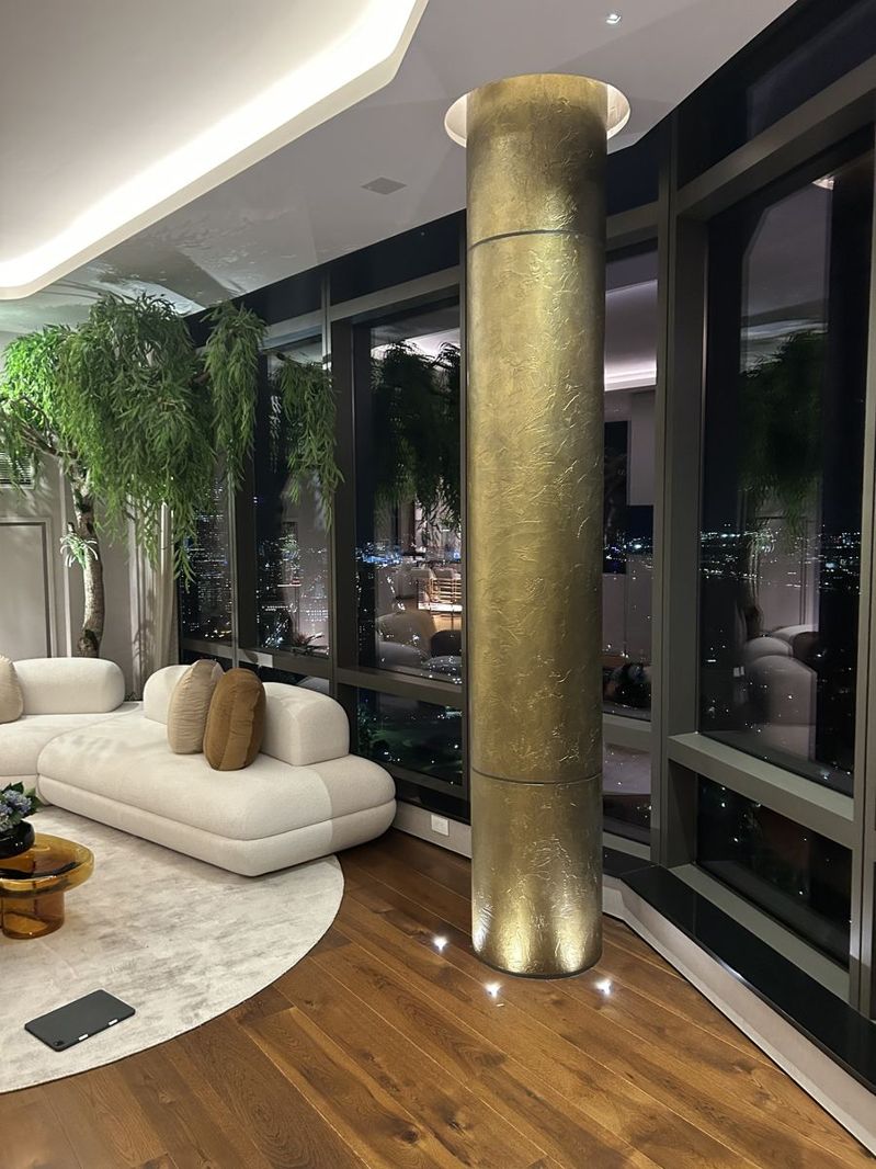 Living room with a gilded decorative column finish